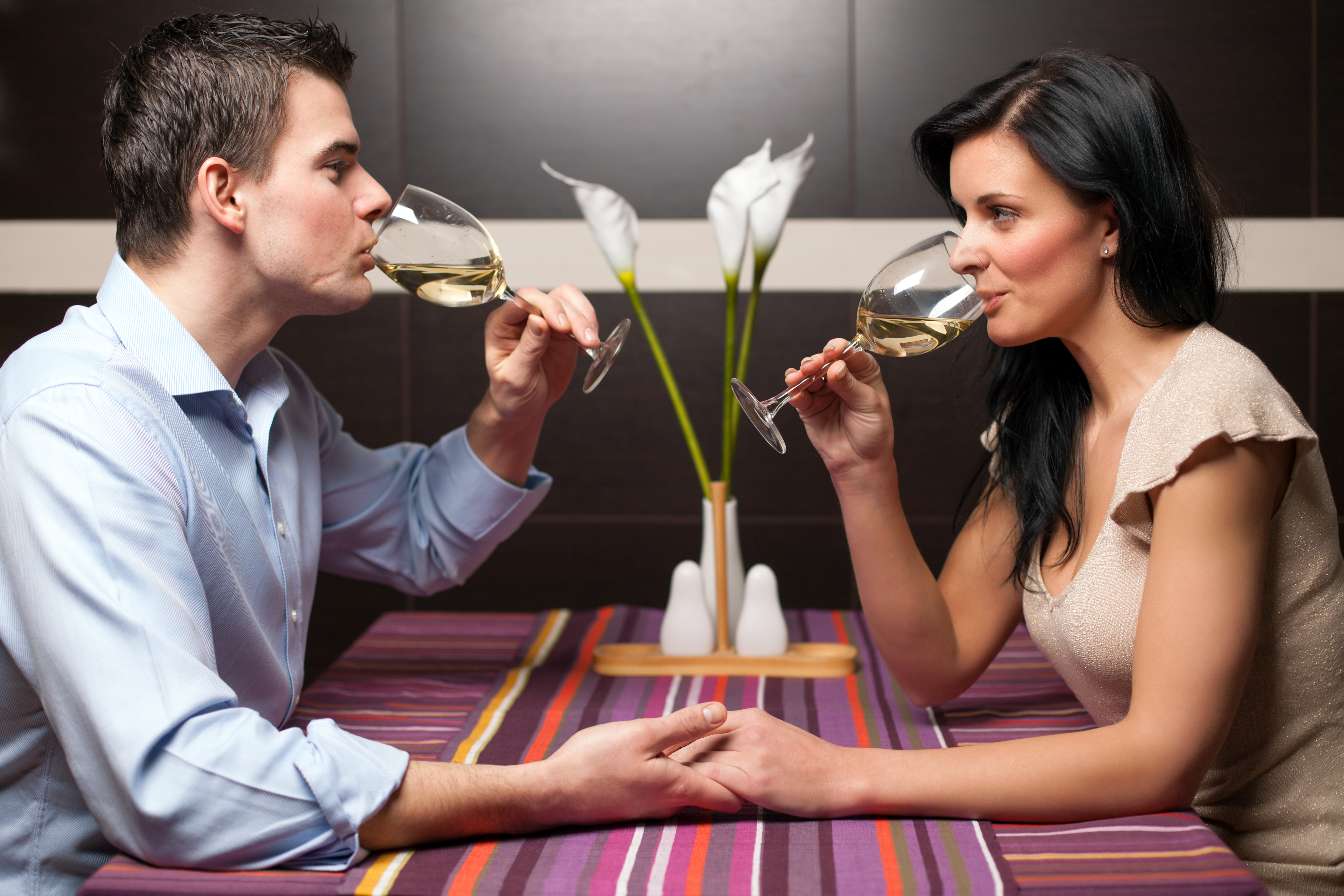 Парни подарили знакомым лесбиянкам шлюхам романтический вечер в одном из лучших ресторанов
